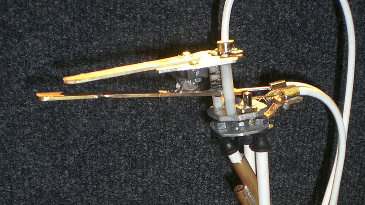 Duck beak mechanism on rods and cables, before its covering